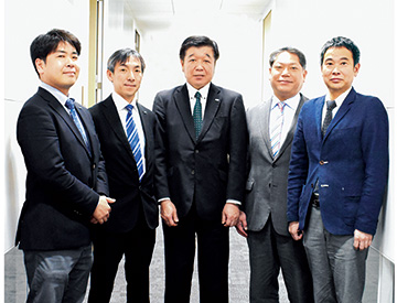 DIC Graphics株式会社 Liguid Color事业部 东京Liguid Color第三营业组 营业三课 土屋 暁裕/DIC株式会社 东京工厂 分散第一技术本部 分散技术4组 经理 佐坂 利桂/DIC Graphics株式会社 大阪分公司 Liguid Color产品组 富士 俊也/DIC株式会社 复合材料产品本部 产业资材营业组 经理 三橋 弘毅/DIC株式会社 新事业统括本部 新一代包装业务项目 项目负责人 福田 吉成
